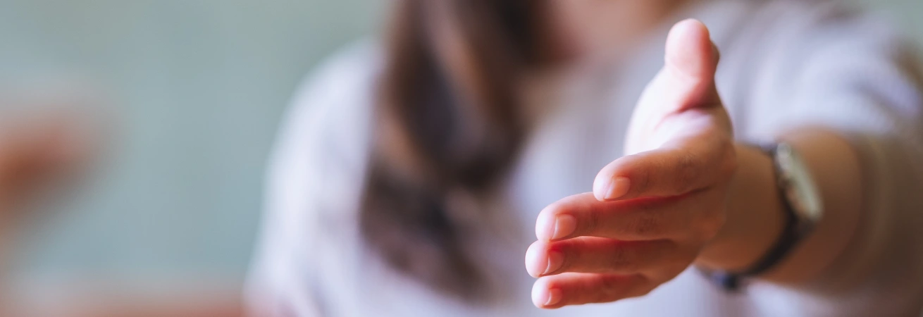 Frau Hand reichen Arbeitgeber Unterstützung skaliert Frau die die Hand nach einem ausstreckt - Job als Familienpfleger